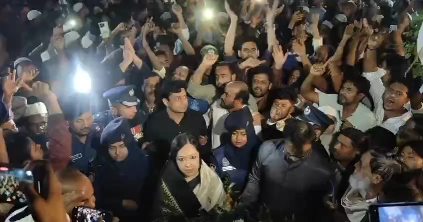 শহীদ মিনারে রুমিন ফারহানাকে বাধা, ফিরে গেলেন শ্রদ্ধা না দিয়েই