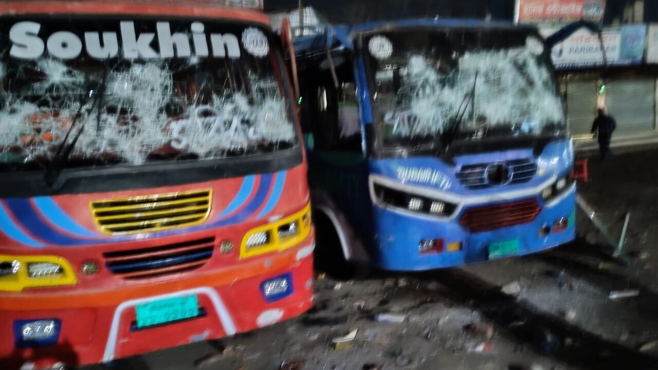 হাফভাড়া নিয়ে দ্বন্দ্ব, বরিশালে অর্ধশতাধিক বাস ভাঙচুর