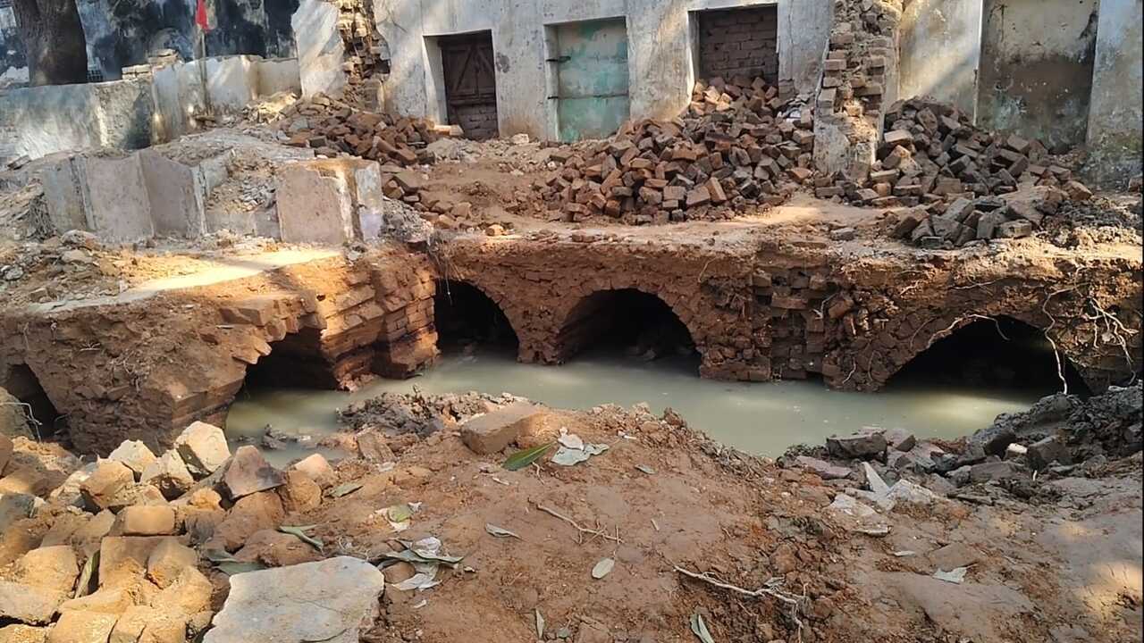 পুরোনো রাজবাড়ি ভাঙতে গিয়ে মিলল ৬ সুড়ঙ্গ