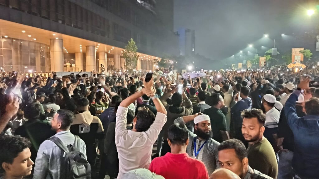 দাবি আদায় করেই সড়ক ছাড়ার ঘোষণা মোবাইল ব্যবসায়ীদের