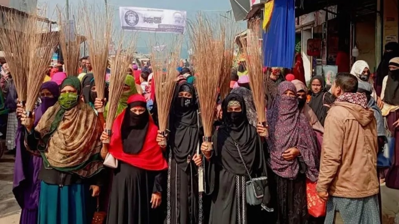 জামায়াত আমিরের নারীদের কটূক্তির প্রতিবাদে বরিশালে ঝাড়ু মিছিল