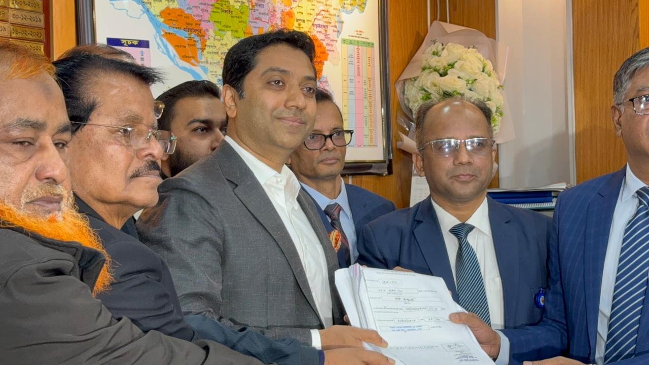 ঢাকা-১৩ আসনে মনোনয়নপত্র জমা দিলেন ববি হাজ্জাজ