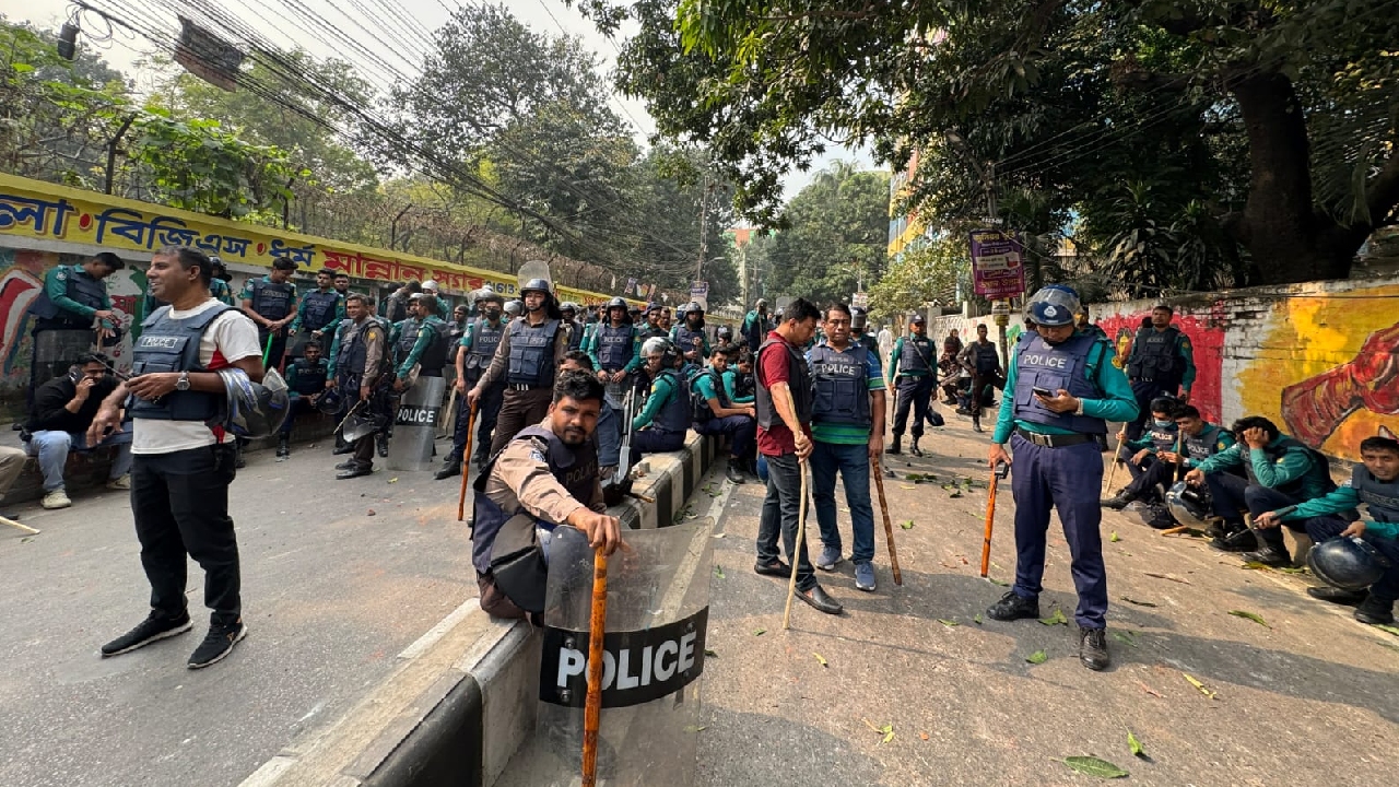 ‘বিবাদে জড়াব না’ বলার এক মাস পূর্তিতে ঢাকা–আইডিয়াল কলেজ শিক্ষার্থীদের সংঘর্ষ