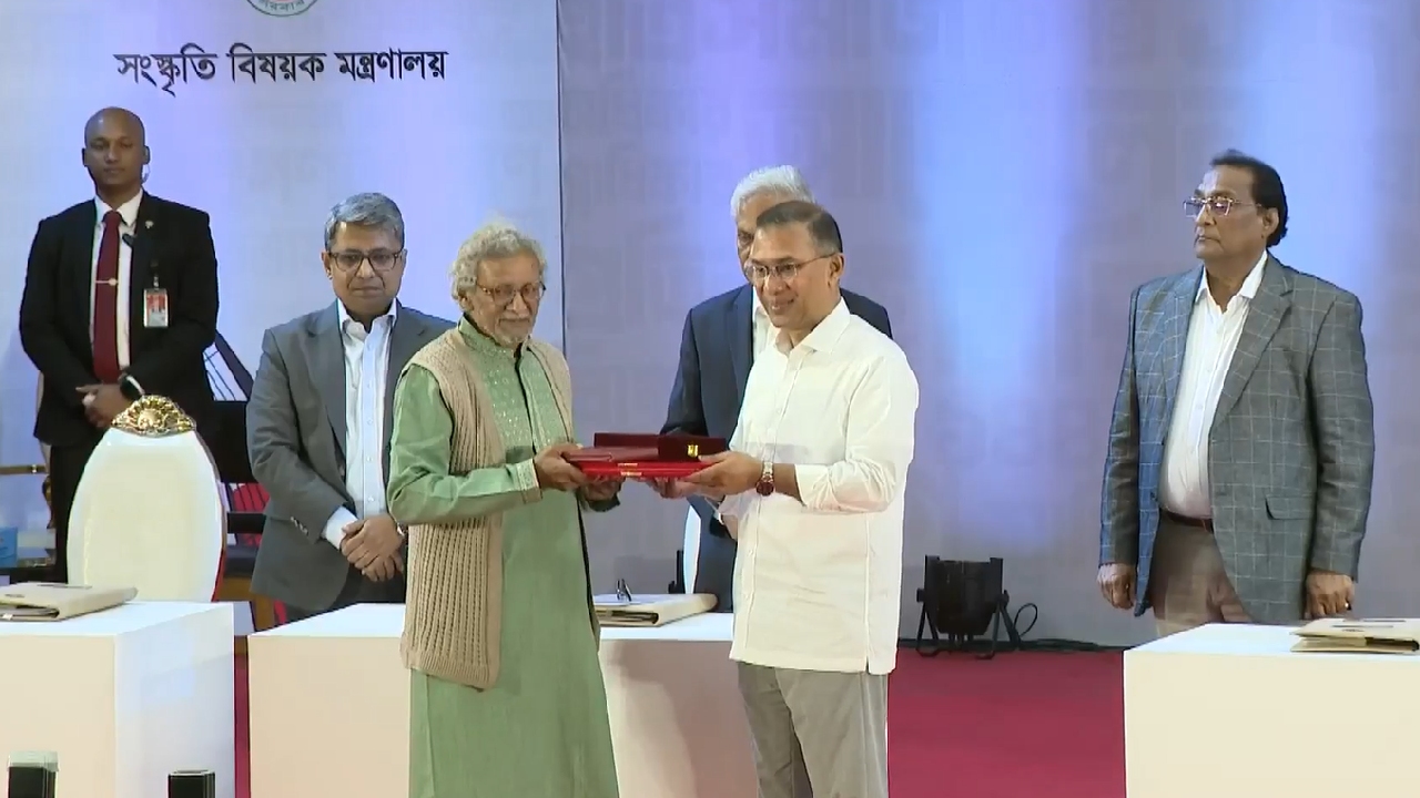 ৯ বিশিষ্ট ব্যক্তি ও ১ প্রতিষ্ঠানকে একুশে পদক তুলে দিলেন প্রধানমন্ত্রী