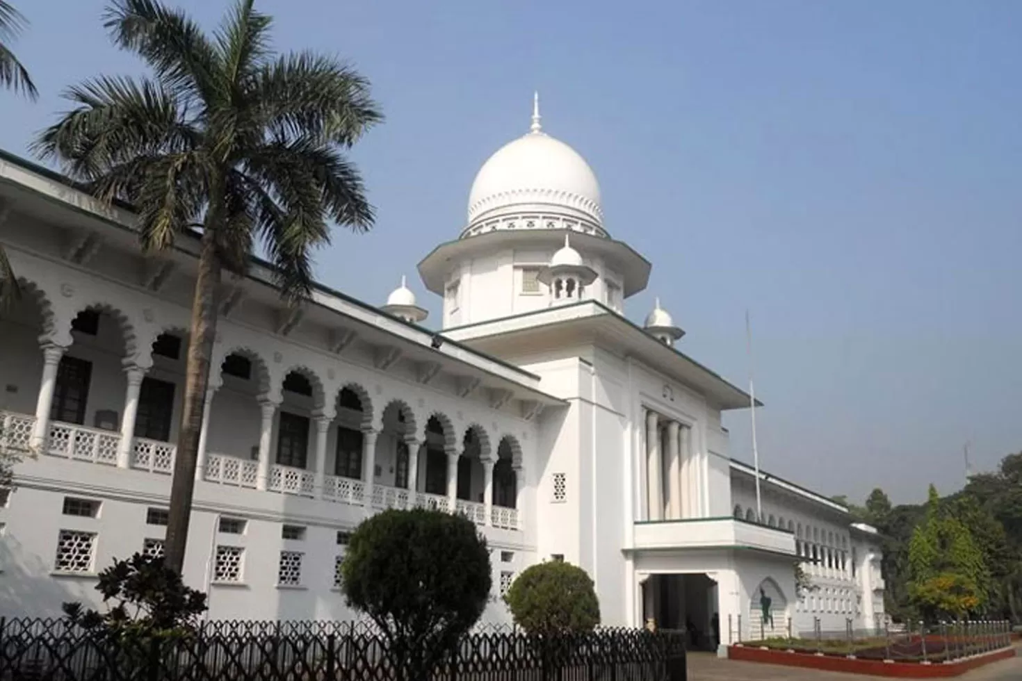 বিএনপি প্রার্থীরা কেন আদালতের বারান্দায়