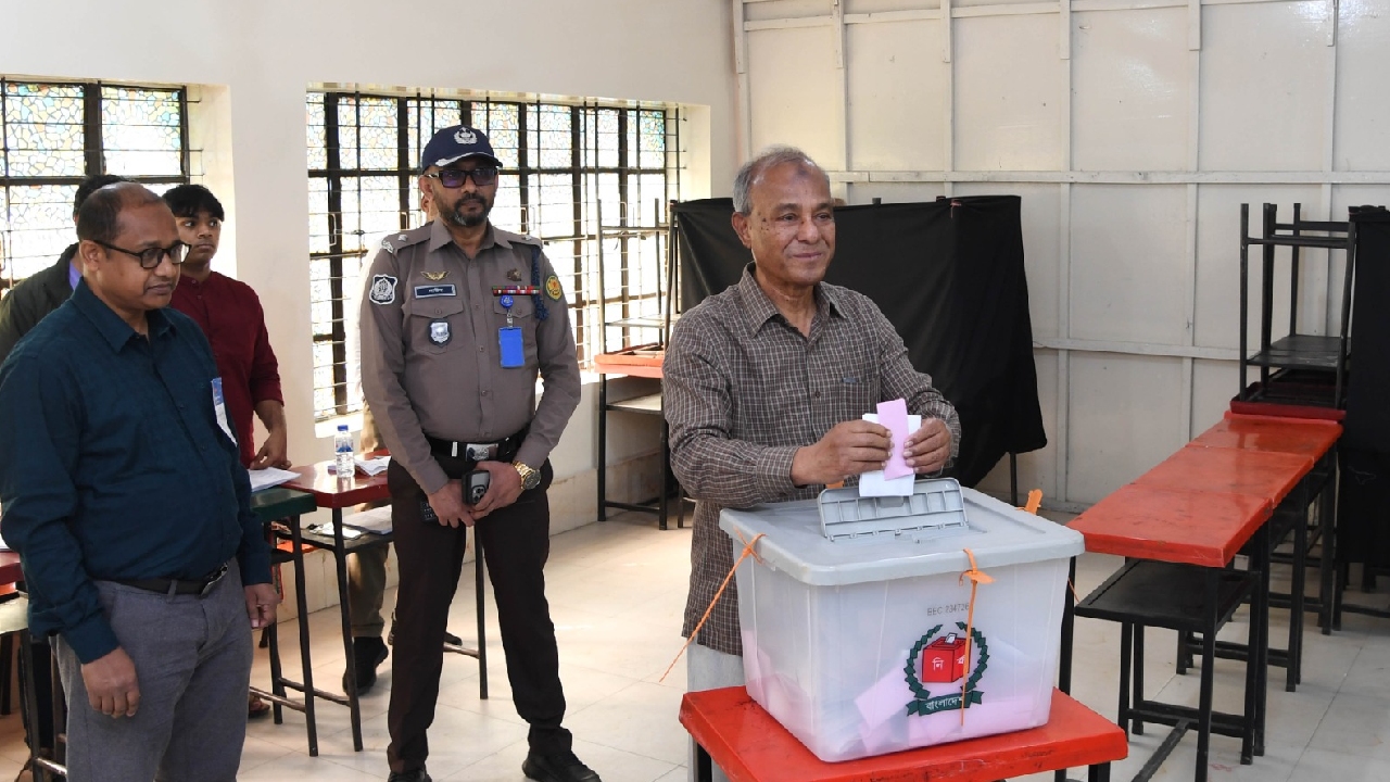 কিছু বিচ্ছিন্ন ঘটনা ছাড়া নির্বাচন সুষ্ঠু হচ্ছে: স্বরাষ্ট্র উপদেষ্টা