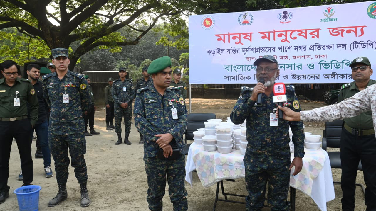 কড়াইল বস্তিতে মানবিক সেবাকেন্দ্র চালু আনসার–ভিডিপির