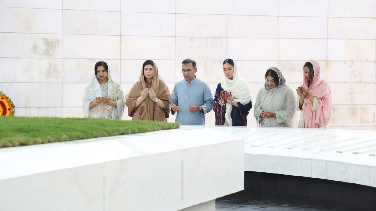ঈদের দিন বাবা-মায়ের কবর জিয়ারত করলেন তারেক রহমান