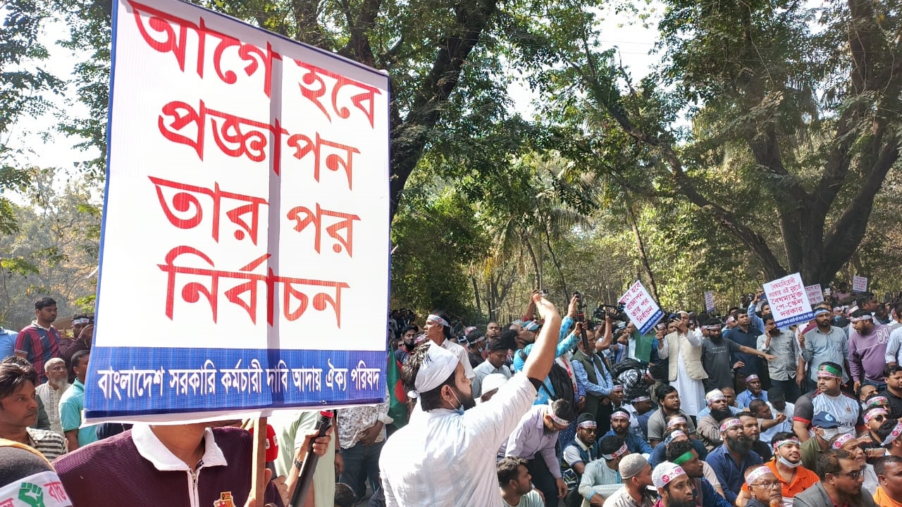পে-স্কেল বাস্তবায়নের দাবিতে যমুনার সামনে বিক্ষোভ, লাঠিচার্জ
