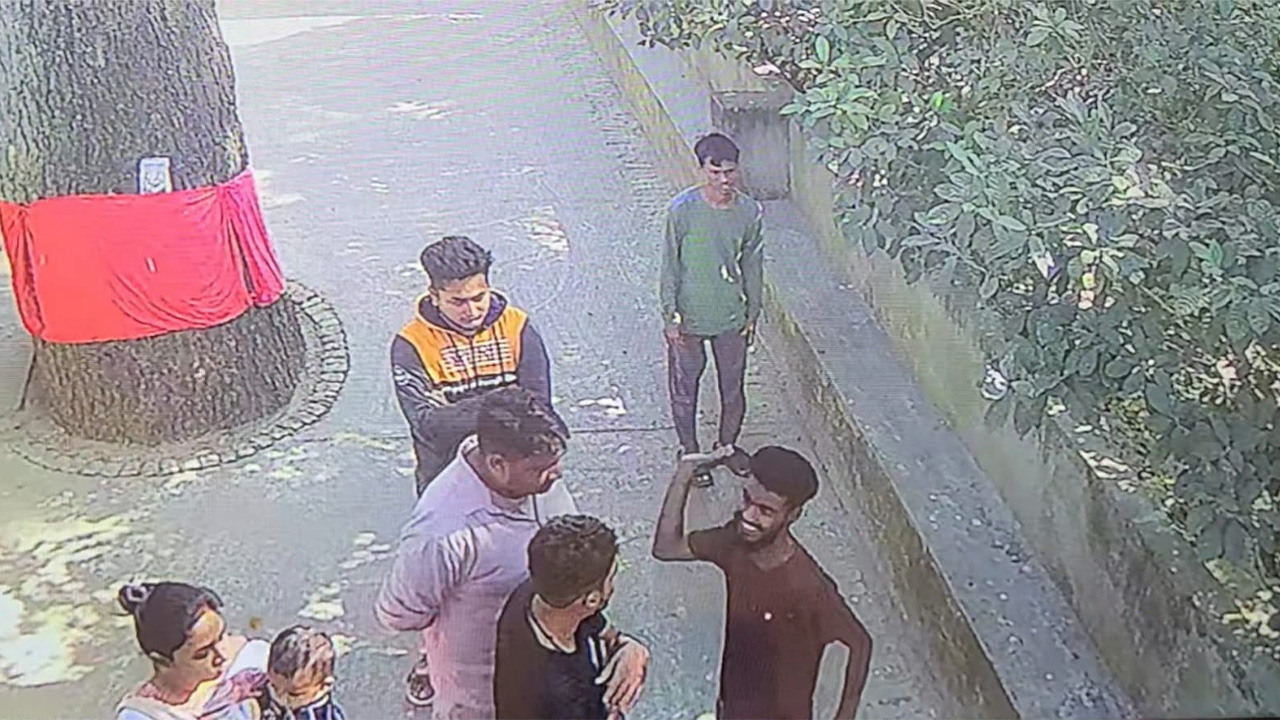 মন্দিরের বাঁশ না দেওয়ায় পুরোহিতকে মারধরের অভিযোগ