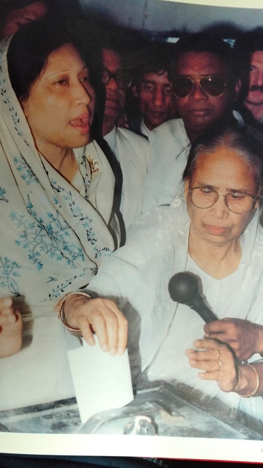 ১৯৯১ নির্বাচনে ভোট দেওয়ার সময় মায়ের সঙ্গে খালেদা জিয়া। ছবি: লুৎফর রহমান বীনু
