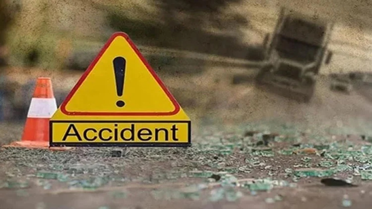চট্টগ্রামে মাইক্রোবাস দুর্ঘটনা, নিহত ৩