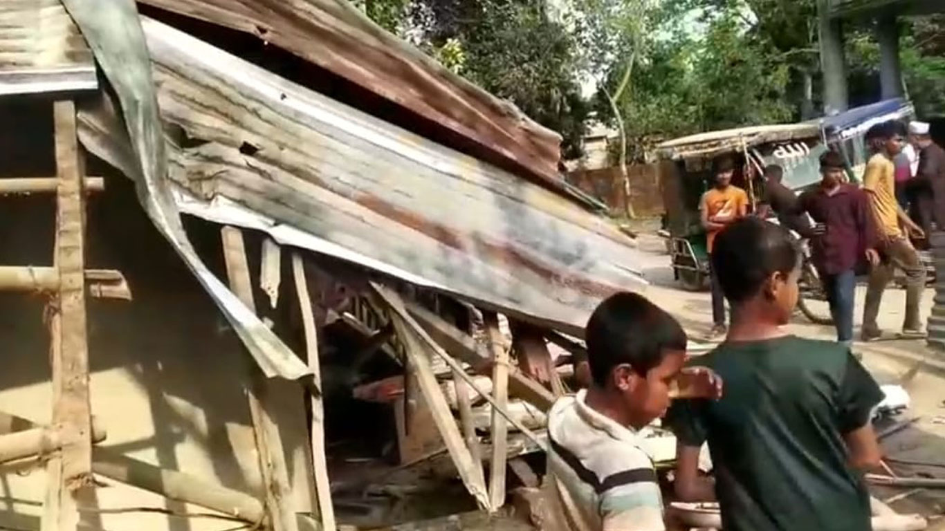 চাঁদা না পেয়ে মুক্তিযোদ্ধার বাড়ি ভাঙচুরের অভিযোগ যুবদল নেতার বিরুদ্ধে
