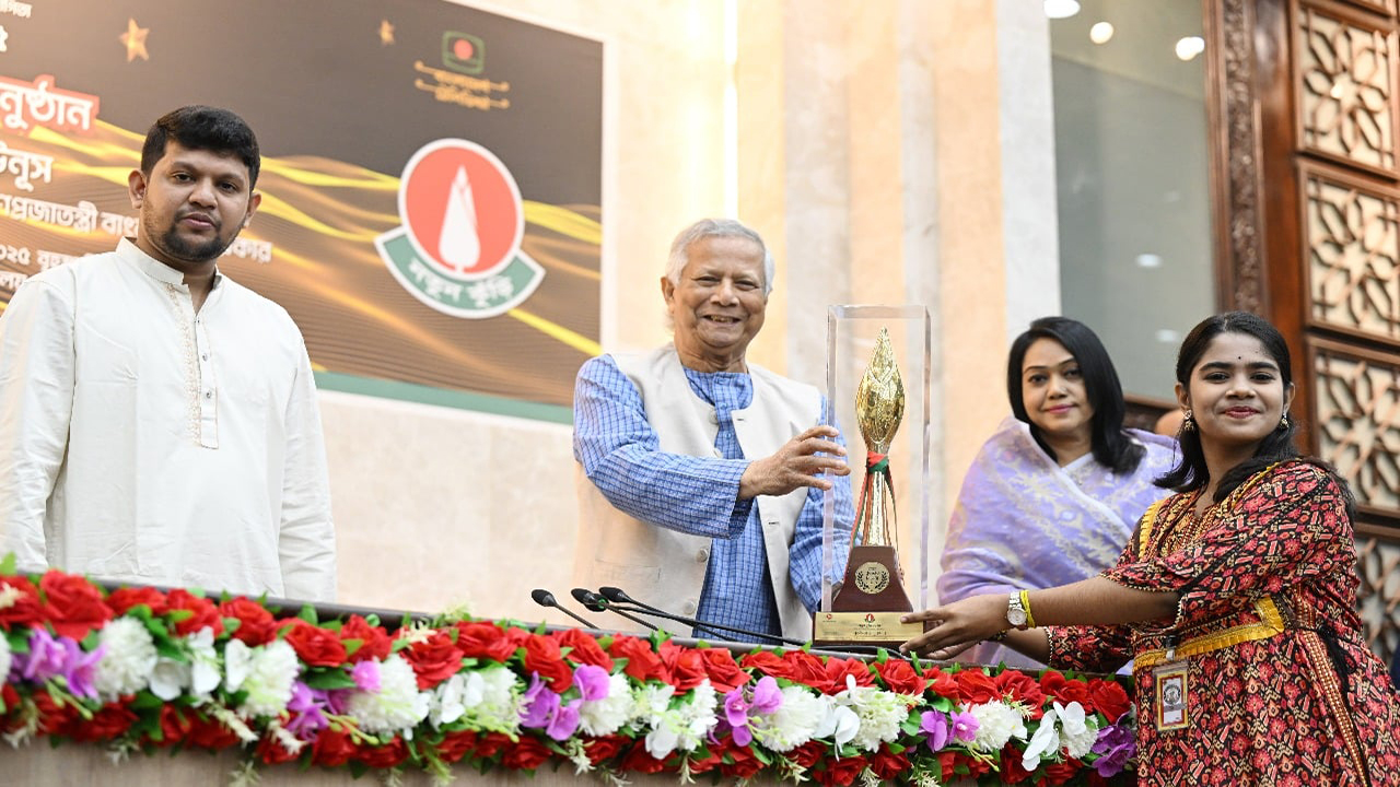 ‘নতুন কুঁড়ি’র বিজয়ীদের হাতে পুরস্কার তুলে দিলেন প্রধান উপদেষ্টা