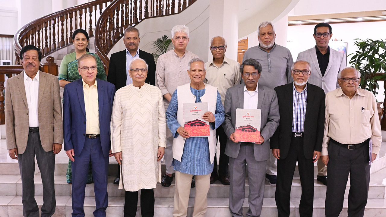 ঐকমত্য কমিশনের বিতর্ক সংসদ হয়ে রাজপথে, সমাধান আছে?