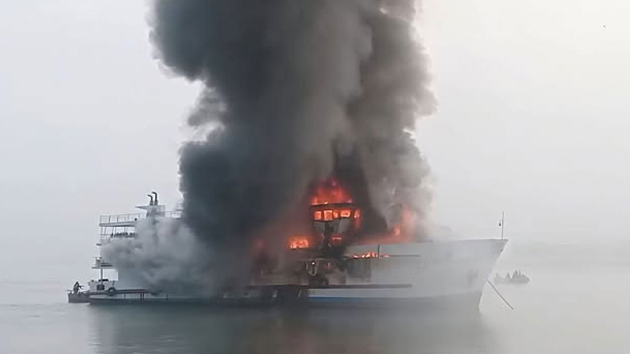 কক্সবাজারে ‘দ্য আটলান্টিক ক্রুজ’ জাহাজে আগুন