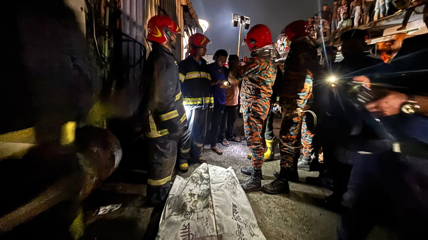 কেরানীগঞ্জে কারখানায় আগুন: মৃতের সংখ্যা বেড়ে ৬, তদন্তে কমিটি