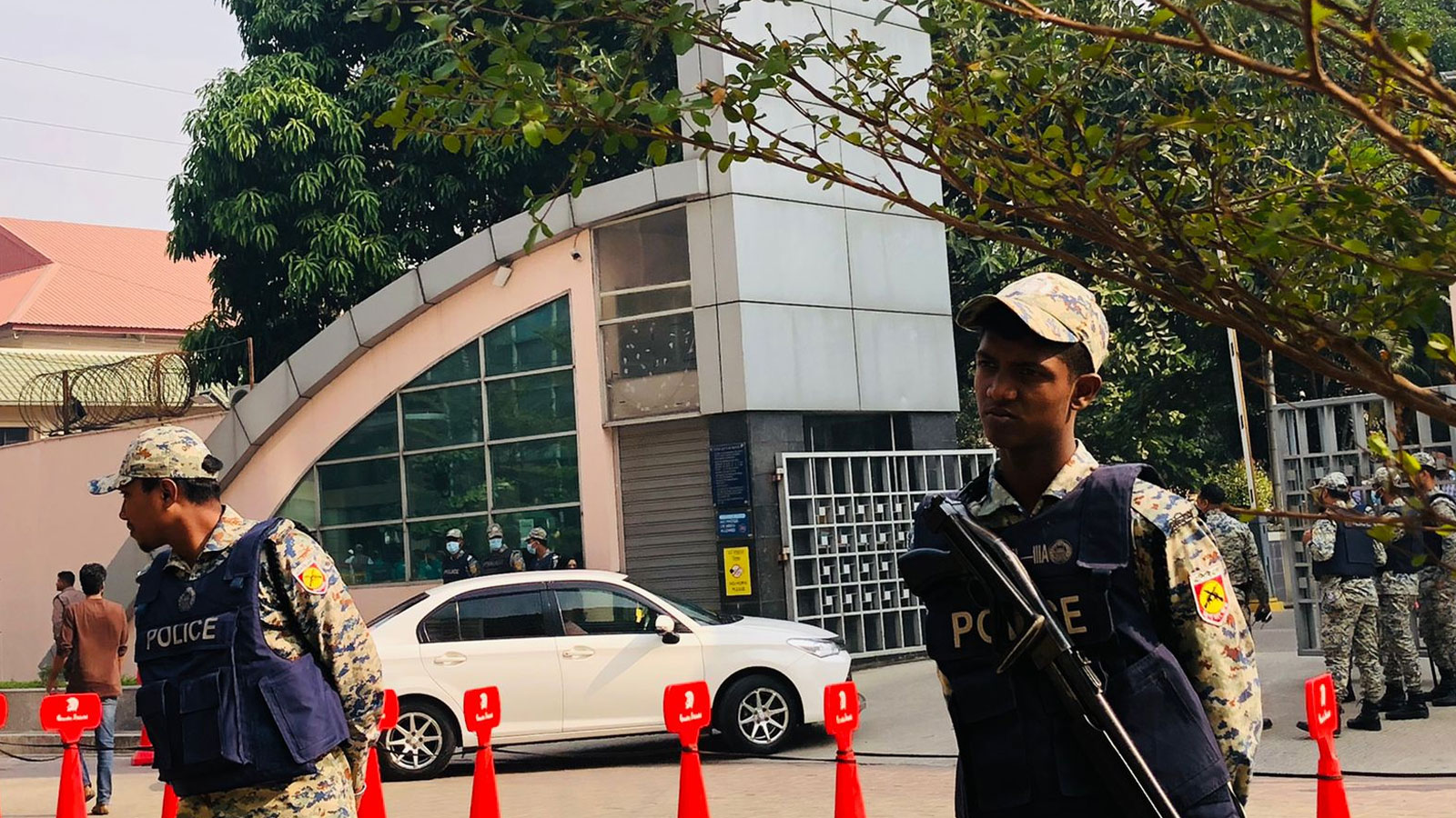 খালেদা জিয়ার নিরাপত্তা জোরদারে এভারকেয়ার হাসপাতালের সামনে বাড়ানো হয় আইনশৃঙ্খলা রক্ষাকারী বাহিনীর সদস্য। ফাইল ছবি