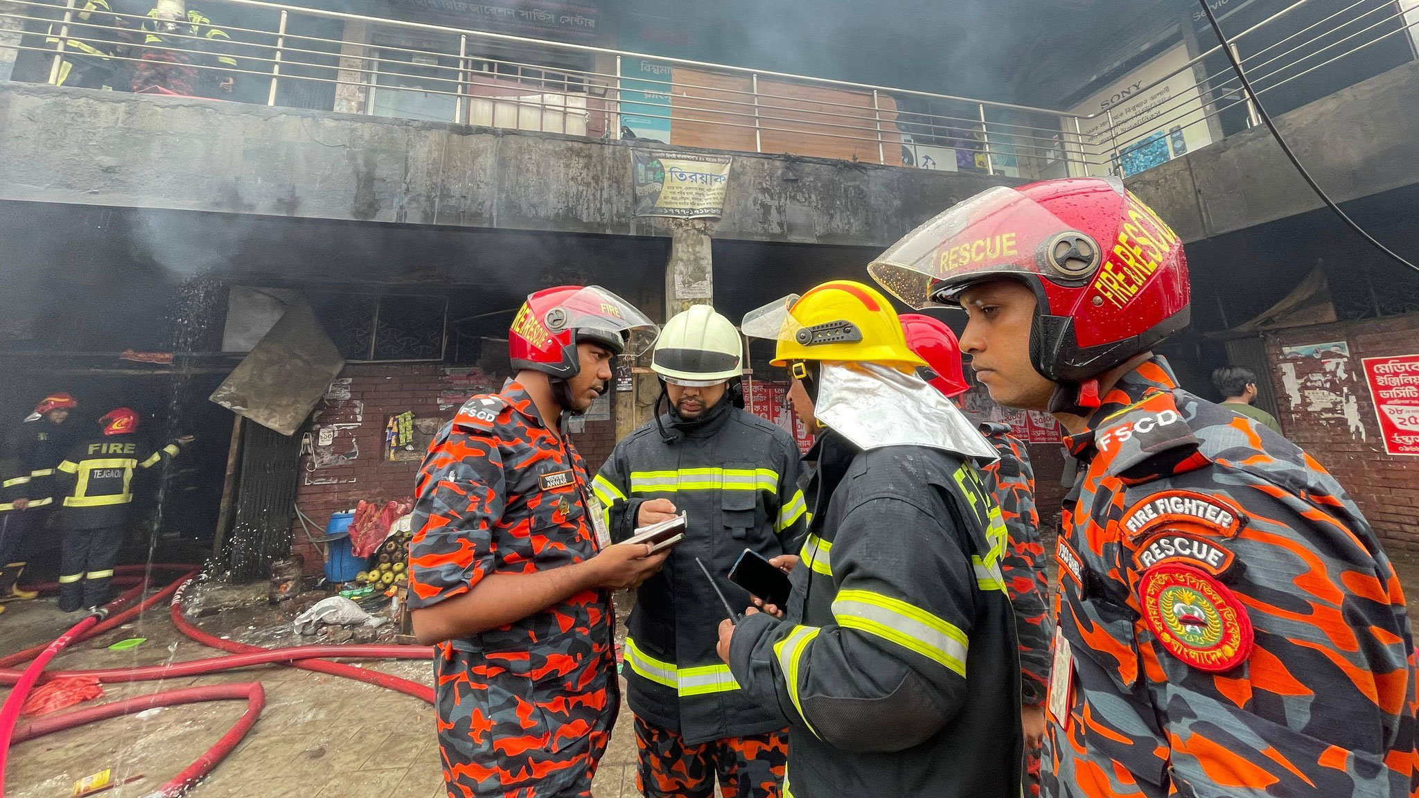 দুই ঘণ্টার চেষ্টায় বিজয় সরণির বাজারে লাগা আগুন নিয়ন্ত্রণে