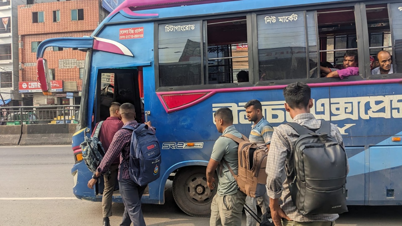 অবশেষে অপেক্ষার পালা শেষ। অনেকটা সময় পেরোনোর পর দেখা মিলল বাসের। ছবি: চরচা