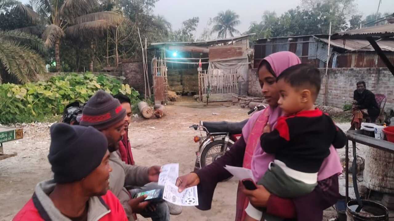 কোলে সন্তান নিয়ে রাজশাহীর ৬টি আসনের একমাত্র নারী প্রার্থী হাবিবার প্রচার