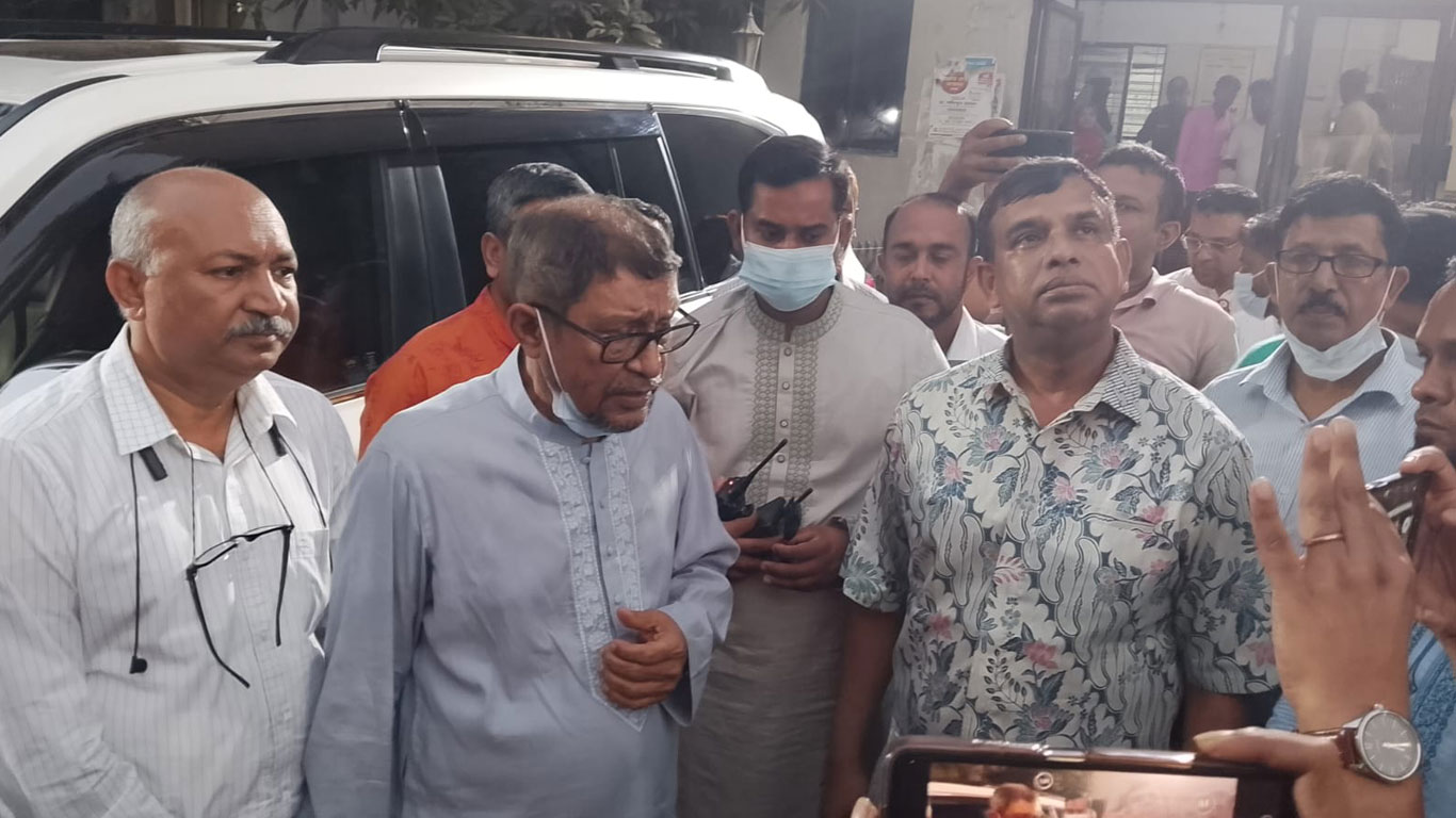 খালেদা জিয়াকে সেবা করা ফাতেমার ভাতিজিকে দেখতে হাসপাতালে স্বাস্থ্যমন্ত্রী