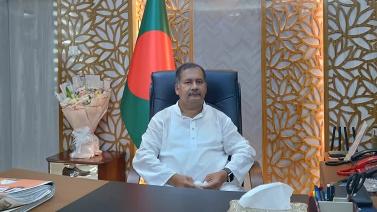 দিল্লি-পিন্ডির প্রতি যাদের টান রয়েছে, তাদের ঘুম ভাঙাতে চাই: তথ্যমন্ত্রী