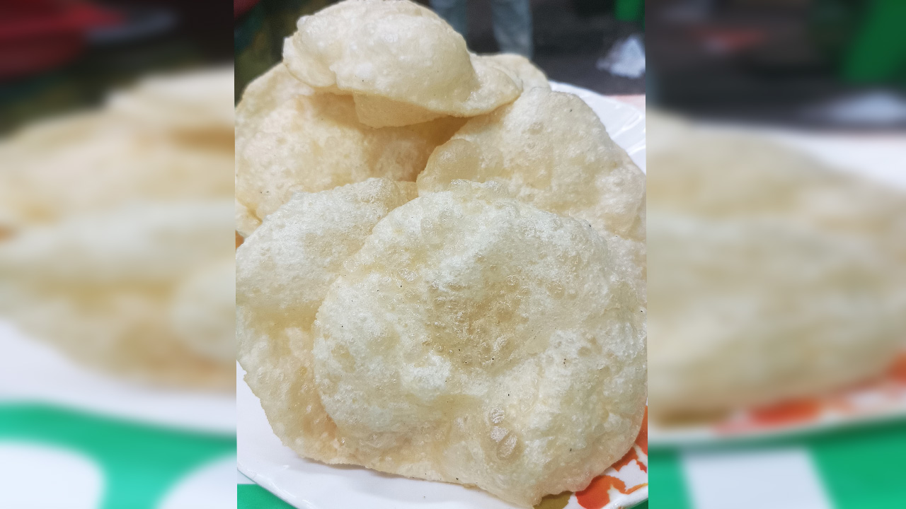 কাবাব-চাপে সঙ্গে লুচি খাওয়া রাজধানী ঢাকায় জনপ্রিয়। ছবি: চরচা