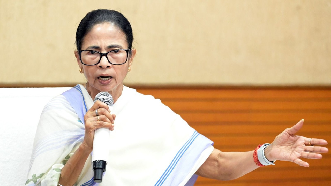 মুখ্যমন্ত্রীর পদ থেকে ইস্তফা দেবেন না, জানিয়ে দিলেন মমতা