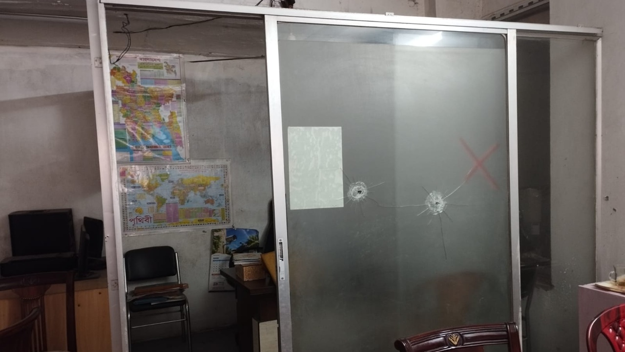বাড্ডায় নাহিদ ইসলামের ‘অস্থায়ী নির্বাচনী অফিসে’ গুলি