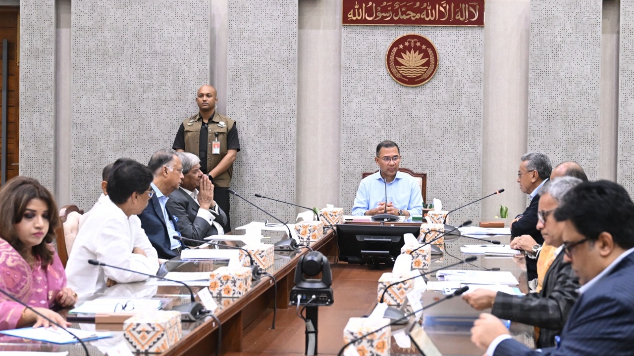 বিশ্ববাজারে তেলের দাম বাড়ছে, সংকট মোকাবিলায় প্রধানমন্ত্রীর বিশেষ বৈঠক
