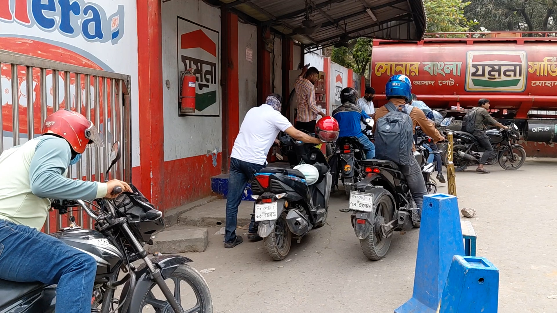 এপ্রিলেও বাড়ছে না জ্বালানি তেলের দাম