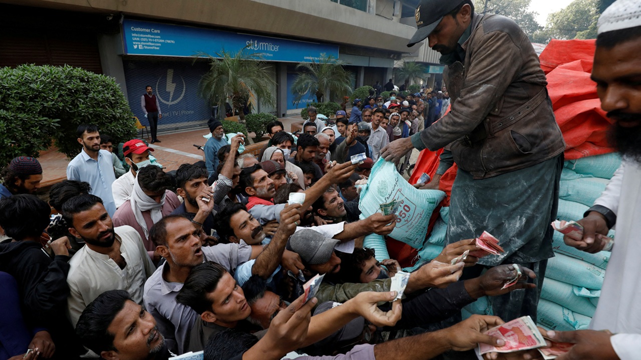 পাকিস্তান বাইরে ফিটফাট, ভেতরে কি সদরঘাট?