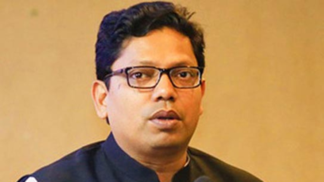 পলকের ‘হাড় ভাঙেনি’