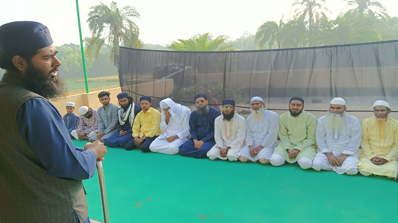 সৌদি আরবের সঙ্গে মিল রেখে পুঠিয়ায় ঈদ উদযাপন