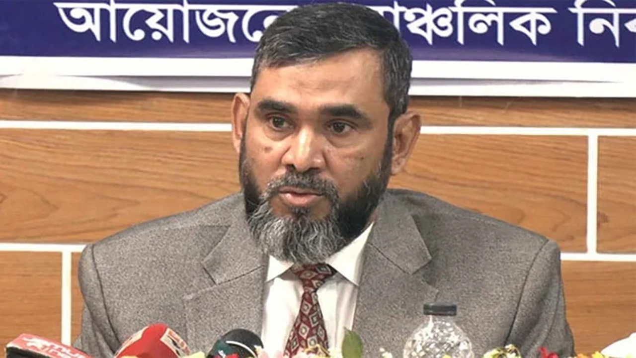 ভোটকেন্দ্রে সাংবাদিক-পর্যবেক্ষকরা মোবাইল নিতে পারবে: ইসি সানাউল্লাহ