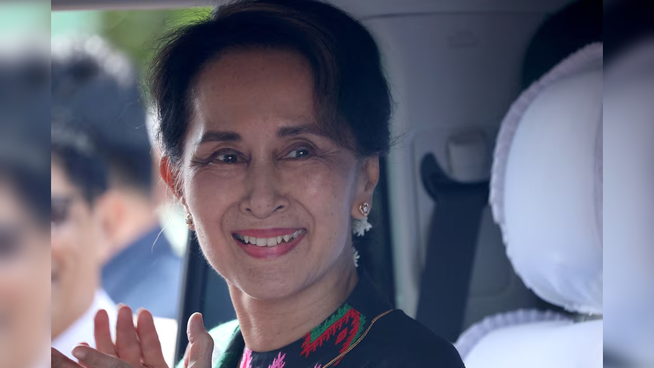 সু চির সাজা কমিয়ে কারাবন্দী থেকে গৃহবন্দী করল মিয়ানমারের জান্তা
