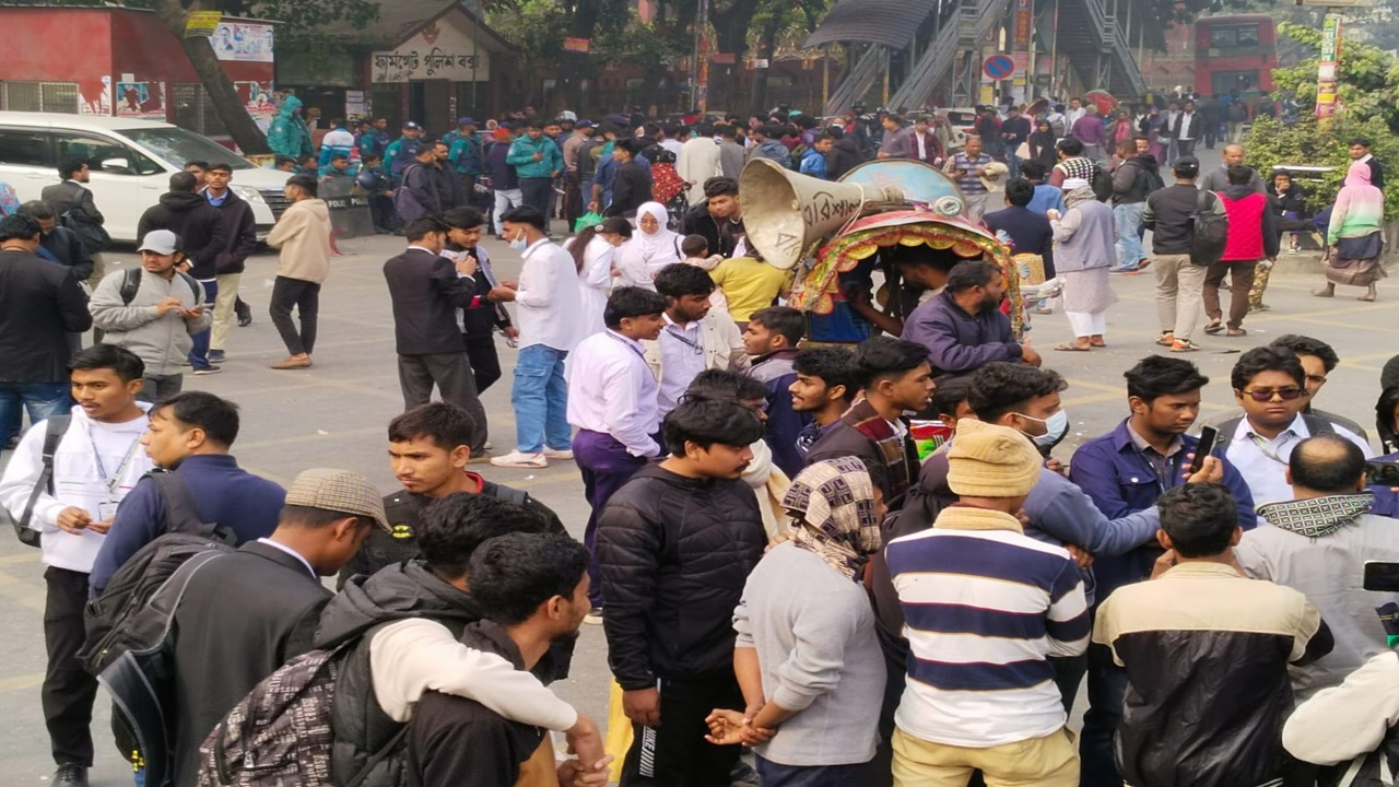 স্বরাষ্ট্র মন্ত্রণালয়ে বৈঠক: ফার্মগেটে সড়ক অবরোধ প্রত্যাহার করল শিক্ষার্থীরা