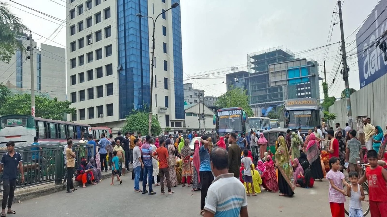 বেতন-ভাতার দাবিতে তেজগাঁওয়ে শ্রমিকদের সড়ক অবরোধ