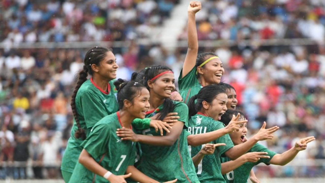 লড়াইটা অসম, মুহূর্তটা ঐতিহাসিক