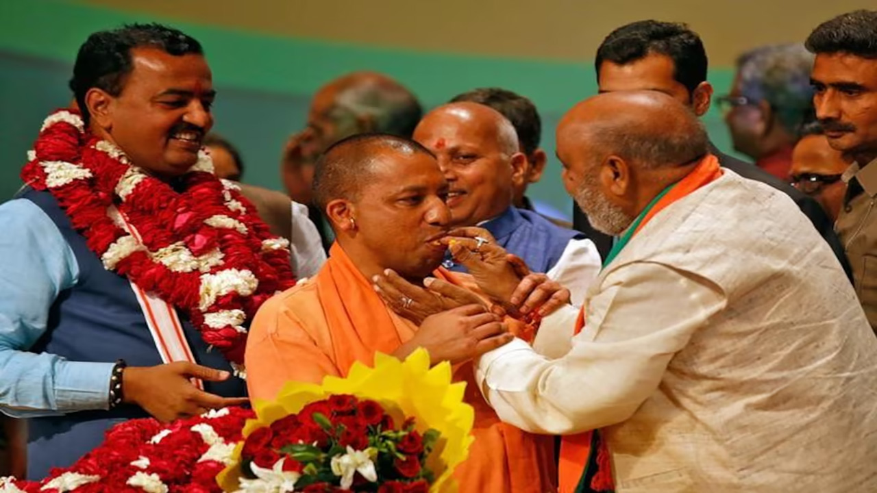 উত্তর প্রদেশের মুখ্যমন্ত্রী যোগী আদিত্যনাথকে প্রায়ই নরেন্দ্র মোদির সম্ভাব্য উত্তরসূরি হিসেবে উল্লেখ করা হয়। ছবি: রয়টার্স