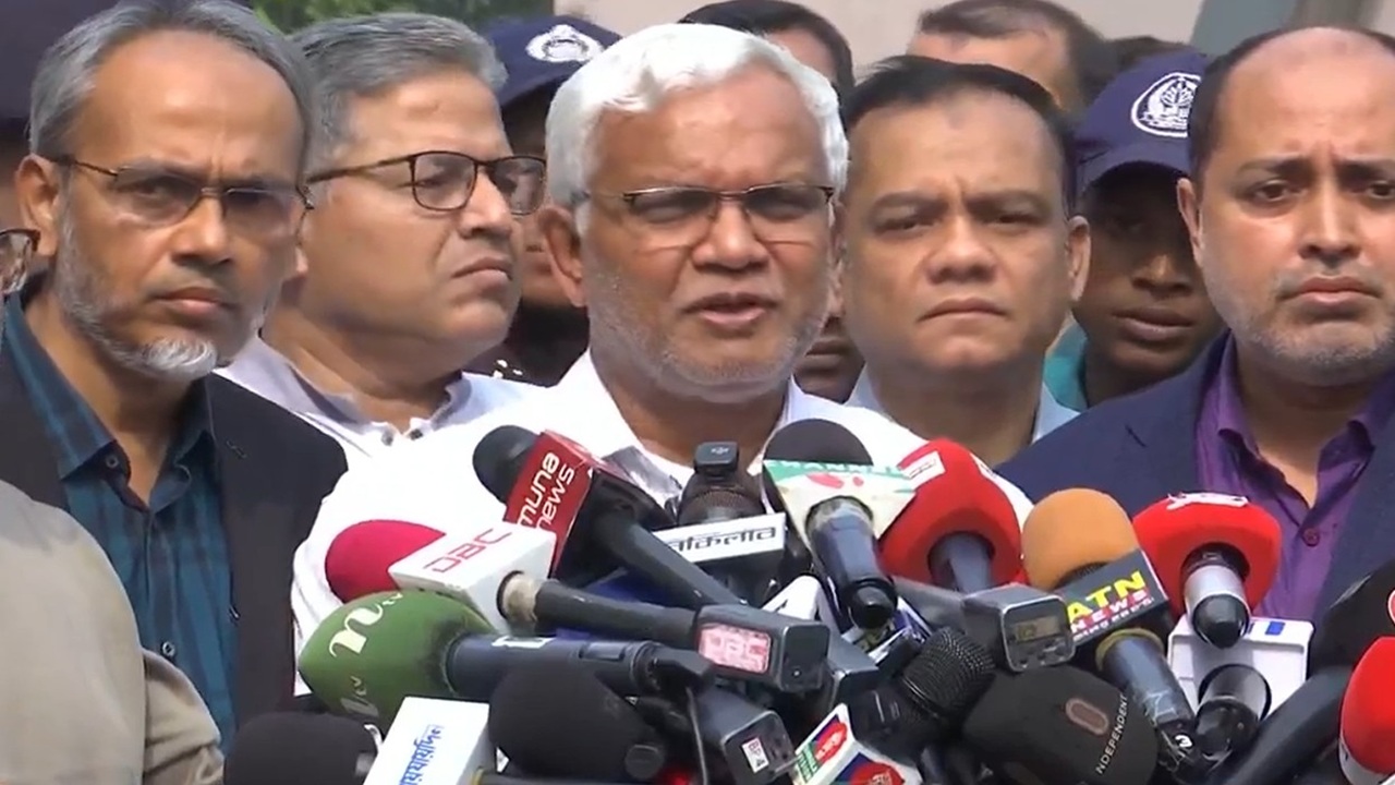 ‘খালেদা জিয়ার জন্য ইউকে থেকে চিকিৎসক আসছে, গুজবে কান দেবেন না’
